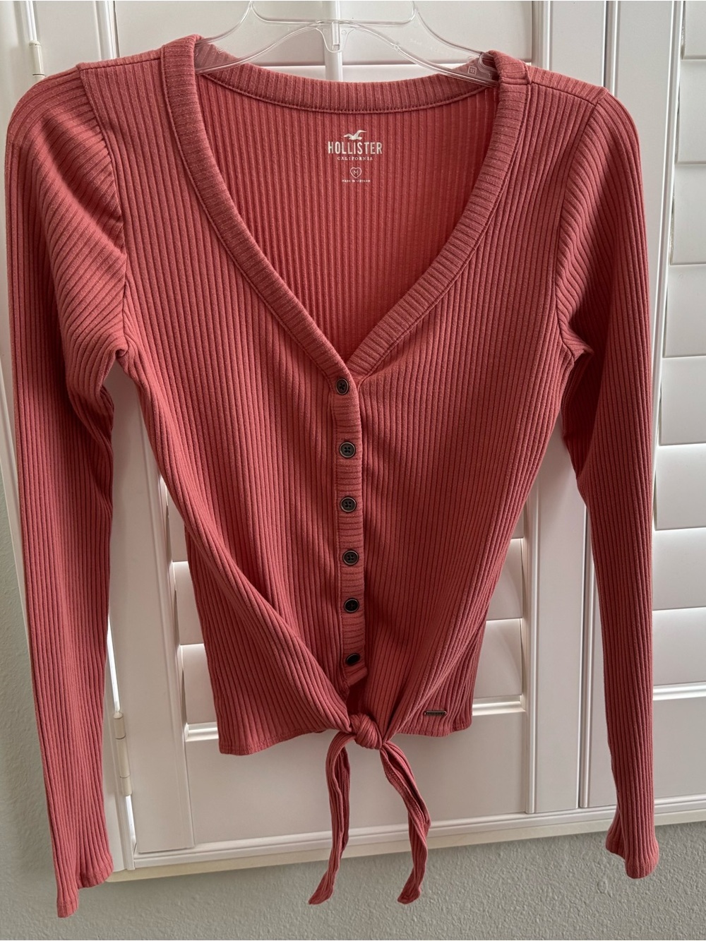 Hollister Medium Y2K women’s tie-front coral ribbed button down trendy shirt